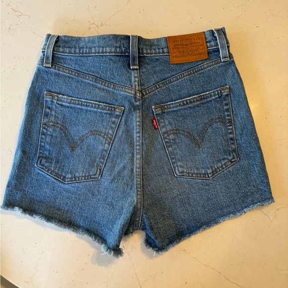 Levi's Medium Blue Denim Cutoff Shorts Women’s Size 26 - Picture 2 of 4